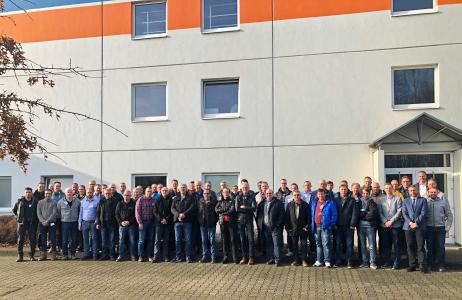 3. ombran Erfahrungsaustausch: Gruppenbild der Teilnehmer vor dem Ausbildungs- und Schulungszentrum der MC-Bauchemie in Bottrop.