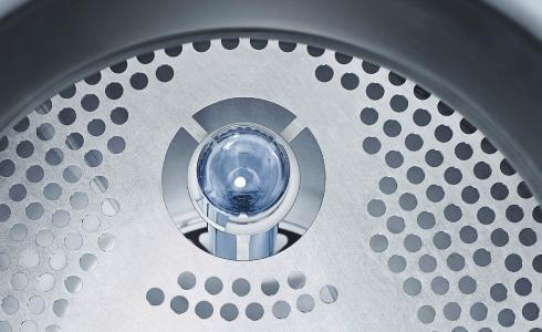 Detailaufnahme der Bestrahlungskammer der UV-Anlage Dulcodes LP F&B für die Lebensmittel- und Getränkeindustrie. Besondere Merkmale der UV-Anlage für F&B: Oberflächenrauhigkeit Ra <0,8 μm, Tri-Clamp Hygieneanschlüsse, hygienisches DVGW-konformes Sensoren-Anschlusssystem