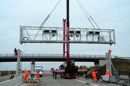 Die Kontrollbrücke wird auf die Fundamente aufgesetzt.