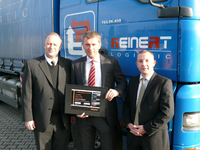 REINERT Logistic bekommt den Conti Fleet Award überreicht. Im Bild von links: Karsten Jedamzik (Verkaufsleiter Continental); René Reinert (Geschäftsführer Reinert); Raik Urban (Bezirksleiter Continental)
