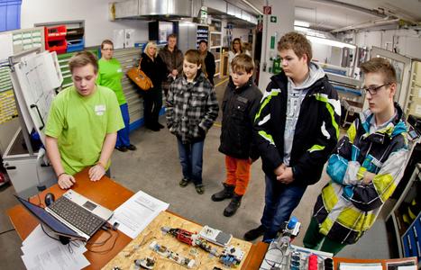 W&H Lehrling Phillip Wersinger brachte den jungen Besuchern seinen Beruf des Elektrotechnikers/Gebäudetechnikers näher