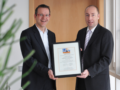 easySoft Geschäftsführer Andreas Nau (links) empfängt das DIN EN ISO 9001:2008 Zertifikat