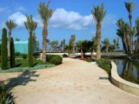 Palm trees and plants are growing in the gardens of the Le Méridien Oran Hotel & Convention Centre. The only reminder that there is an underground garage beneath is the turquoise stairways in the middle of the gardens, Photo: ZinCo