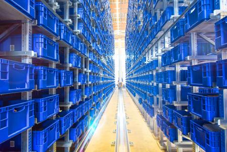 Ohne zuverlässige Stromversorgung stehen viele mobile Industrieanwendungen wie Regalbediengeräte in automatisierten Kleinteilelagern (AKL) still. (Foto: VAHLE)