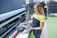IKEA Components s.r.o., ein Distributionszentrum für Möbelbeschläge in der Slowakei, zeigt eindrucksvoll wie Lagerautomatisierung die Effizienz und Produktivität revolutionieren kann:
✅ 11.000 Picks täglich durch nur 8 Operatoren
✅ Höhere Geschwindigkeit und Genauigkeit in der Kommissionierung
✅ 6.000 Artikel effizient gelagert
Das erzielten 6 Kardex Megamats, 4 Kardex Shuttles zusammen mit dem Kardex Power Pick System und intelligenter Software-Integration.