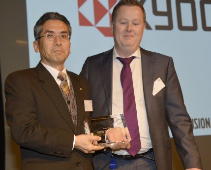 Kyouji Isaka von der Kyocera Corporation nimmt den Volvo Cars Award of Excellence 2013 entg.jpg