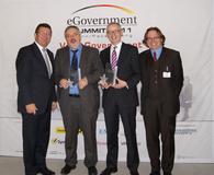 v.l.n.r.: Laudator, bayerischer CIO und Finanzstaatssekretär Franz Josef Pschierer, Franz-Reinhard Habbel, Gewinner des Kommunikations Awards und Sprecher des Deutschen Städte- und Gemeindebundes, IT-Direktor im Bundesinnenministerium Martin Schallbruch (eGovernment Leadership Award) und Manfred Klein, Redaktionsleiter eGovernment Computing
