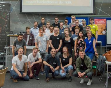 Studierende aus mehreren Fakultäten der Hochschule Bremen mit Prof. Dr. Volker Paelke (vordere Reihe, Mitte), Birgit Averbeck (beide Fakultät Elektrotechnik und Informatik, zweite Reihe rechts) und Dr. Malte Siegle (Sportradar, vordere Reihe ganz links)