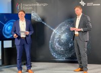 25. Aachener Dienstleistungsforum 2022, Dr. Lennard Holst, Bereichsleiter Dienstleistungsmanagement, FIR an der RWTH Aachen und Maximilian Schacht, Managing Director, Center Smart Services begrüßen mehrere hundert Teilnehmer:innen