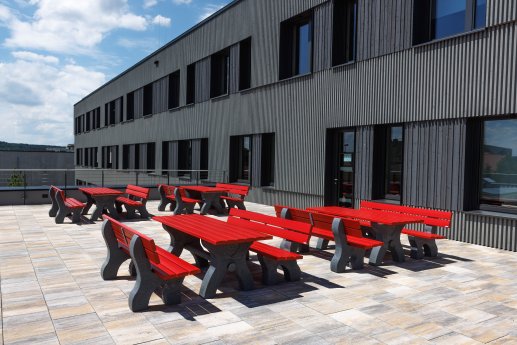 Dachterrasse und Flachdachkonstruktion beherbergen eine leistungsstarke Photovoltaikanlage zur E.jpg