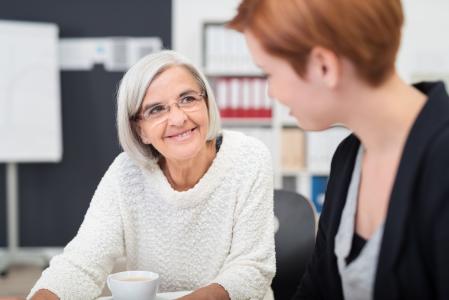 Gespräch Mitarbeiterinnen im Büro (Foto: stockfour/Shutterstock)