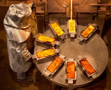 Goldbarrrenguss; Foto: Kinross Gold
