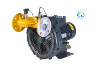 Das Bild zeigt einen kompakten, ATEX-zertifizierten Seitenkanalverdichter in schräger Frontansicht. Auffällig ist die gelb lackierte Flanscharmatur mit integriertem Sensor, die an der Saugseite des Verdichters angebracht ist. Die Armatur verfügt über mehrere Befestigungsbohrungen zur sicheren Montage an eine Rohrleitung. Der angeschlossene Drucksensor ist elektrisch verdrahtet und entspricht den Anforderungen für explosionsgefährdete Bereiche (Ex-Schutzart erkennbar).