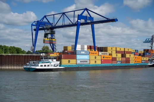 2026_05_12_Neuer_Containerkran_Emmerich_(©Port Emmerich).jpg