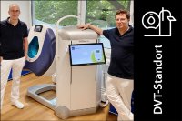 Um dem hochmodernen Leistungsspektrum weiter gerecht zu bleiben, verfügen Dr. med. Ben Schacher (l.) und Dr. med. Daniel Peukert (r.) seit Juli 2021 über das SCS MedSeries® H22. So ermöglichen sie den Patienten aufgrund der hohen Bildqualität und der Möglichkeit der dreidimensionalen Darstellung ein transparentes Diagnosegespräch und eine zeitnahe Behandlung. Um dem hochmodernen Leistungsspektrum weiter gerecht zu bleiben, verfügen Dr. med. Ben Schacher (l.) und Dr. med. Daniel Peukert (r.) seit Juli 2021 über das SCS MedSeries® H22. So ermöglichen sie den Patienten aufgrund der hohen Bildqualität und der Möglichkeit der dreidimensionalen Darstellung ein transparentes Diagnosegespräch und eine zeitnahe Behandlung.