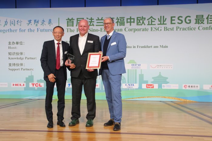 1 Foto Yi Wu (Deutsch-Chinesische Wirtschaftsvereinigung), Jürgen Pfitzer (TECNARO) und Wa.jpeg