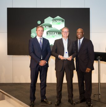 Delphi Supplier Conference 2017_CEO Josef Minster (middle) receiving the award.jpg