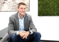 An einem Tisch mit Tobias, Area Sales Manager bei Soloplan