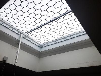 Durchsturzsicherungen verhindern Arbeitsunfälle auf dem Dach.