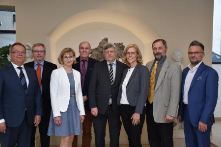 (v.l.): Ralf Luther, Norbert Dierkes, Ramona Miedl, Rolf Lay, IHK-Präsident Klaus Olbricht, Claudia Meffert, Adolf Fehse, Hans-Dieter Otto. Nicht im Bild: Nils Appelt / Foto: IHK Magdeburg