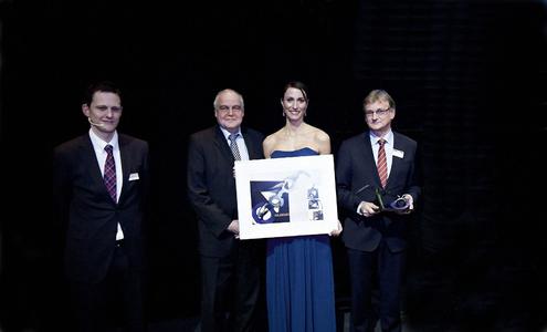 Schaeffler wurde beim Gildemeister Lieferantentag in Pfronten mit dem "Supplier of the Year Award" in der Kategorie "Qualität" ausgezeichnet (von links): Timo Rickermann (Leiter Zentraler Einkauf) und Günter Bachmann (Vorstand Technologie und Produktion, beide Gildemeister Aktiengesellschaft), sowie Helmut Bode (Leiter Geschäftsbereich Produktionsmaschinen bei Schaeffler) Foto:Gildemeister