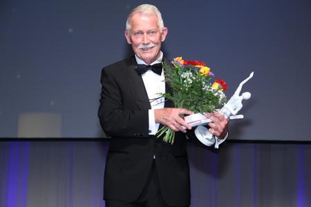 Glücklicher Preisträger: Eckhard Bluhm, Gründer und Geschäftsführer der Bluhm Weber Gruppe. Bildquelle: Foto – Boris Löffert