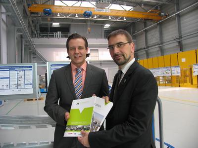 Sven Ambrosy (rechts), stellv. Vorsitzender des Machining Innovations Network e. V. und Landrat des Landkreises Friesland überreicht Gero Schmid, J. Schmalz GmbH die Mitgliedsunterlagen im Technologiezentrum Varel