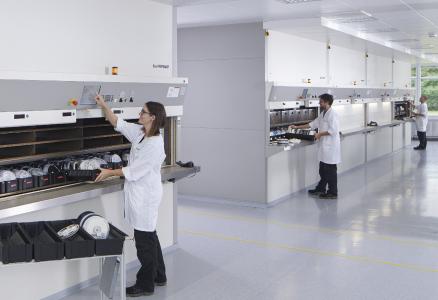 selbst Aufträge mit hunderten Positionen werden durch parallelles Kommissionieren innerhalb kürzester Zeit für die Produktion zusammengestellt