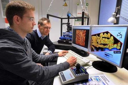 Professor Robert Magerle (right) watches Eike-Christian Spitzner working with the JPK NanoWizard AFM