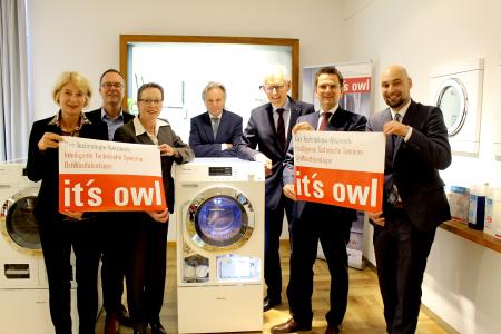 Bringen die Zukunft von it's OWL auf den Weg: Prof. Dr. Ingeborg Schramm-Wölk (Präsidentin der FH Bielefeld und Vorsitzende Campus OWL; v. l.), Günter Korder (Geschäftsführer it's OWL Clustermanagement), Regierungspräsidentin Marianne Thomann-Stahl, Herbert Weber (Geschäftsführer it's OWL Clustermanagement), Prof. Dr. Jürgen Gausemeier (Vorsitzender Clusterboard it's OWL), Dr. Stefan Breit (Geschäftsführer Miele) und Prof. Dr. Roman Dumitrescu (Geschäftsführer it's OWL) informierten über den Start der zweiten Förderphase von it's OWL