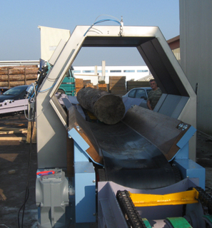 Das Metall-Detektionssystem LICON-HX von Sesotec detektiert Metallteile in Holzstämmen. Die Farbsprüheinrichtung oben an der Spule markiert die verunreinigte Stelle.