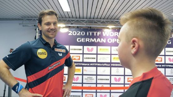 KUKA_Timo Boll_Spin of Life_Timo und junger Fan.jpg