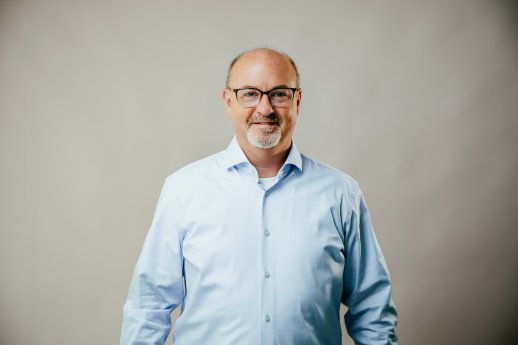Doug Surrett - CEO bei cplace - Portrait.jpg