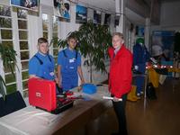 Die angehenden Elektroniker informieren über ihre Ausbildung bei der WEMAG, Foto: WEMAG