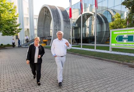 Am 24. Juli 2019 begrüßte Unternehmensgründer und Vorstandsvorsitzender Dr.-Ing. E.h. Martin Herrenknecht am Firmensitz Schwanau die Ministerin für Kultus, Jugend und Sport in Baden-Württemberg, Dr. Susanne Eisenmann