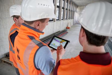 Mit BIM haben alle Projektbeteiligten Zugriff auf ein zentrales Datenmodell mit Informationen zum gesamten Lebenszyklus des Bauwerks. Das virtuelle Modell ist auf der Baustelle stets dabei. Quelle: WOLFF & MÜLLER / Fotograf Swen Carlin