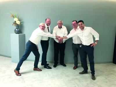 Freuen sich auf eine gute Zusammenarbeit (v.l.n.r.): Christian Otto (Nabtesco), Jürg Fürst (Balance Drive), Stefan Schoen (Balance Drive), Daniel Obladen und Carlos Rivera (beide Nabtesco)