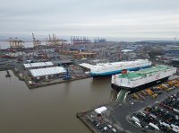 Auf dem Archivbild vom Februar ist das Autoterminal in Bremerhaven zu sehen, im Hintergrund stehen Kräne des Containerterminals.