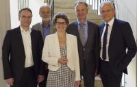 Die neue ABO Wind-Aufsichtsrätin Eveline Lemke umrahmt von ihren Kollegen (von links) Josef Werum, Dr. Joachim Nitsch, Jörg Lukowsky (Vorsitzender) und Norbert Breidenbach