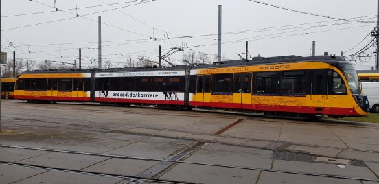 PROCAD-Straßenbahn fährt durch Karlsruhe. Foto Till Pleyer.jpg