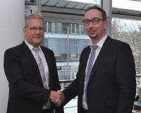 Sven Nuhn (EAM Kassel, rechts) und Hans-Joachim Lueg (KISTERS Aachen) besiegeln die Fortführung und Erweiterung ihrer Kooperation
