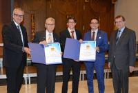 Übergabe des Forschungsförderpreises 2016 (v.li.): David Brandstätter (Vorsitzender Universitätsbund), Dr. Kurt Eckernkamp (Stifter Vogel Stiftung), Dr. Tobias Grundgeiger und Oliver Happel (Preisträger, nicht im Bild: Prof. Dr. Thomas Wurmb), Prof. Dr. Alfred Forchel (Präsident Universität Würzburg). (Foto: Untch/Vogel Business Media)