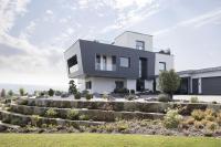 Ein architektonischer Traum inmitten einer idyllischen Landschaft - der Wohnkubus beeindruckt mit seiner kontrastreichen Fassade (Foto: Caparol Farben Lacke Bautenschutz/Alexandra Lechner)