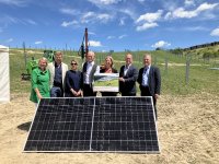 V.l.n.r.: Helga Krismer (Abgeordnete zum NÖ Landtag), Thomas Köck (Geschäftsführer dm Österreich), Daniela Strasser (Managerin Immobilienmanagement bei dm Österreich), Johannes Berthold (Bürgermeister Gaweinstal), Leonore Gewessler (Bundesministerin für Klima), Georg Waldner (CEO ImWind), Stefan Spork (Head of PC Germany / Austria bei GOLDBECK SOLAR)