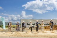 Spatenstich bei B. Braun in Melsungen (v.l.n.r. ): Markus Boucsein, Bürgermeister Melsungen; Betriebsratsvorsitzende Alexandra Friedrich;  Winfried Becker, Landrat des Schwalm-Eder-Kreises, B. Braun-Vorstandsvorsitzende Anna Maria Braun; Projektleiter Manfred Herres, B. Braun; Architekt Thilo Böttner, PPC; Kai Emmeluth, Emmeluth