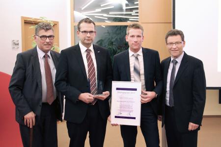 v.l: Landrat des Wartburgkreises Reinhard Krebs, Vertriebsleiter Tobias Blum und Produktionsleiter Christian Klinzing (Abel Metallsysteme GmbH & Co. KG), Jürgen Dawo (1. Vorsitzender der EKA e.V.)