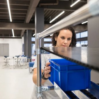Materialflussoptimierung_Durchlaufregal_BeeWaTec.webp