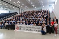Gruppenfoto des Effizienz Forum Wirtschaft 2025 inklusive aller Teilnehmenden, Organisatoren und Partner des Forums. Foto: EFW by efa & Partnern