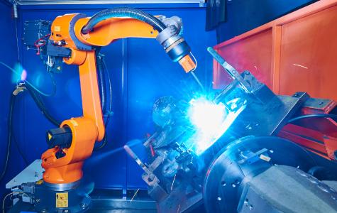 Qirox QRH-280 in action: From special technology modules via the box PC and
the control technology to the drives. In addition to the motors, Baumüller has also taken
over the complete automation for the Cloos robot