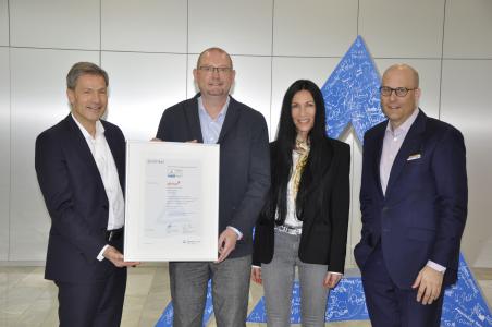 von links: Dipl.-Ing. Ralf Strunk (Geschäftsführer der TÜV Rheinland Kraftfahrt GmbH), Markus Bräuer (Leiter Qualitätsmanagement, pitstop.de GmbH), Heike Kluh (Leiterin Marketing, pitstop.de GmbH), Dr. Matthias Schubert (Executive Vice President Mobility TÜV Rheinland). Fotohinweis "Foto: TÜV Rheinland"